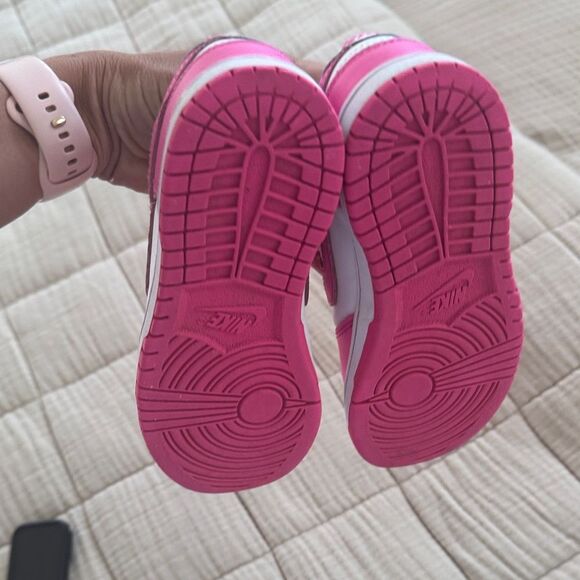 Nike Kids dunks in Pink and White - Picture 4 of 6